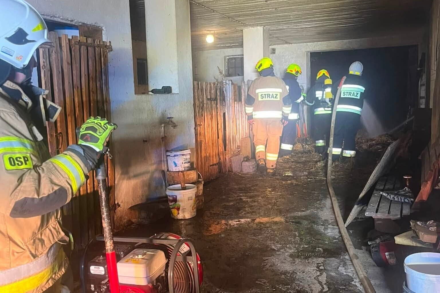 Pożar budynku gospodarczego. Mężczyzna próbował gasić ogień