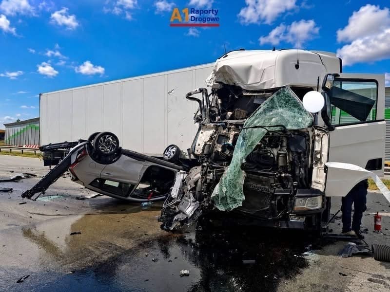 Zderzenie dwóch ciężarówek na A1 pod Piotrkowem. Z lawety spadły nowe samochody