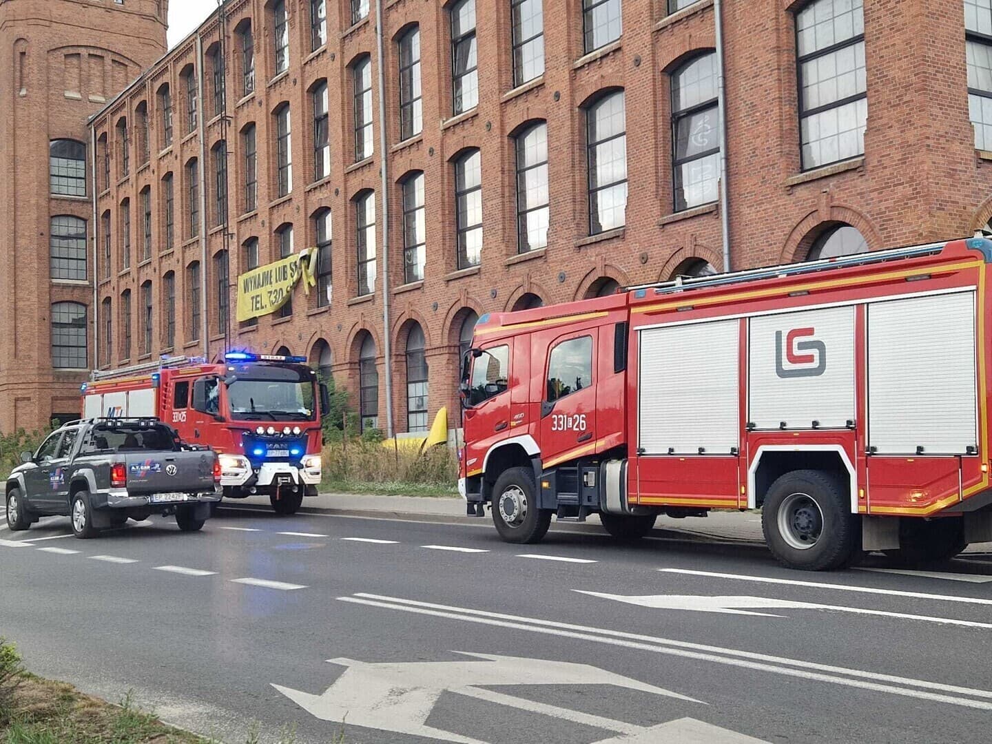 Pożar dawnego Sigmatexu w Piotrkowie. Na miejscu 4 zastępy straży pożarnej
