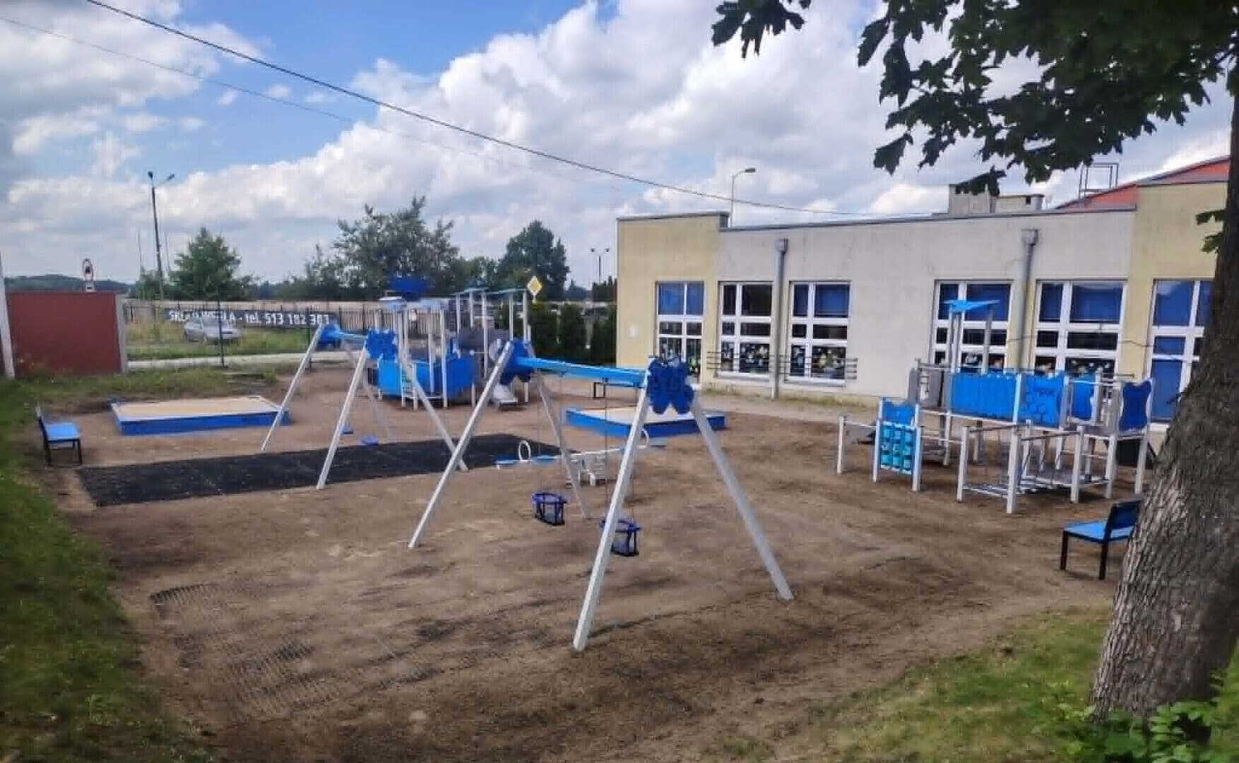 Remont placu zabaw przy Szkole Podstawowej w Gomulinie