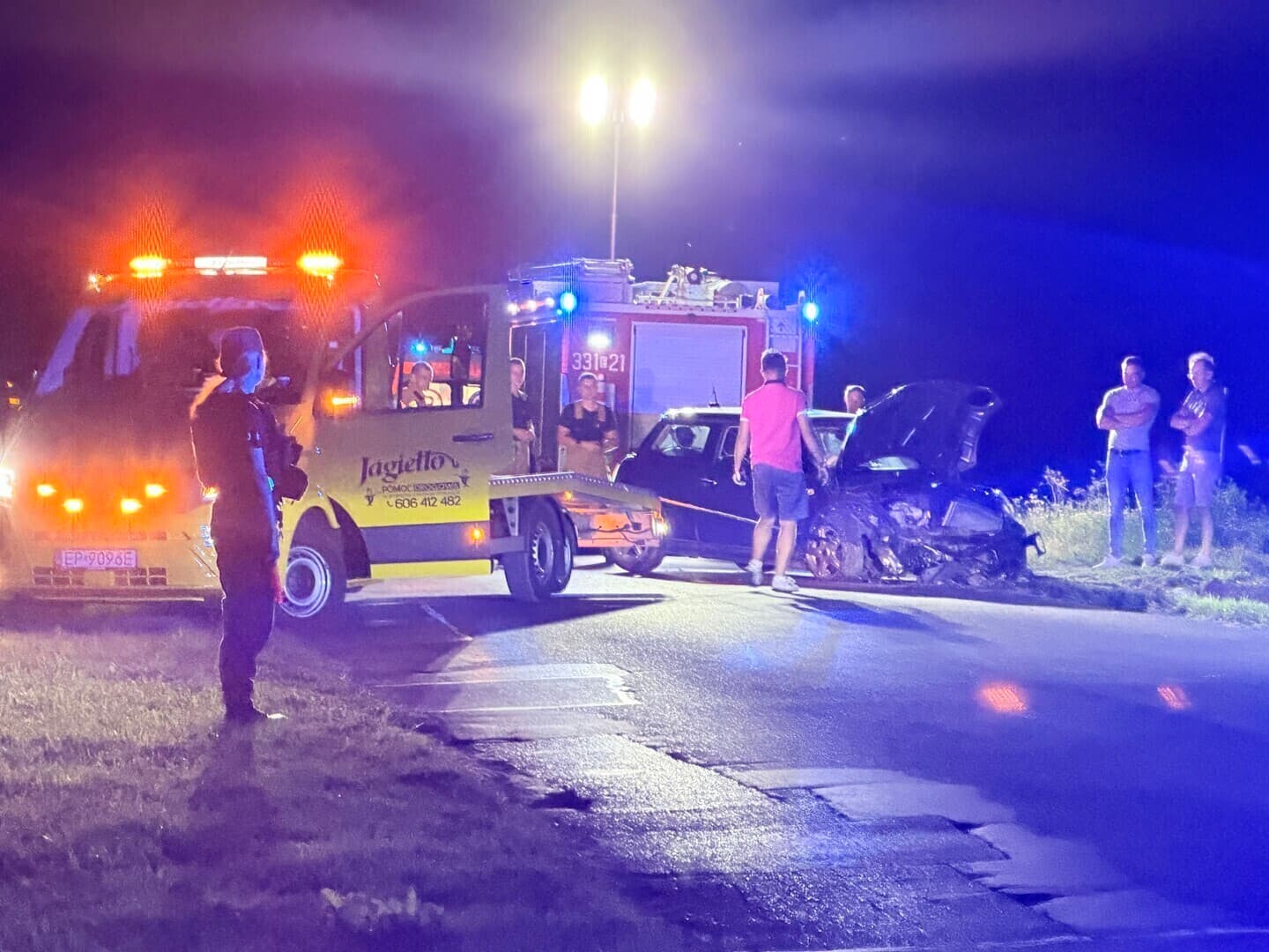 Mini Cooper wypadł z drogi i uderzył w przepust. Groźne zdarzenie na Zalesickiej