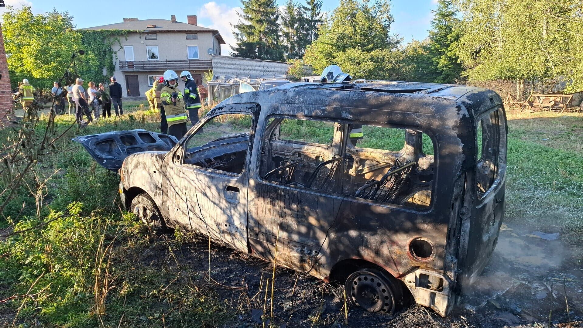 Pożar dwóch samochodów w Woli Rokszyckiej pod Piotrkowem. Jedno auto spłonęło doszczętnie. Wszystko wskazuje na podpalenie