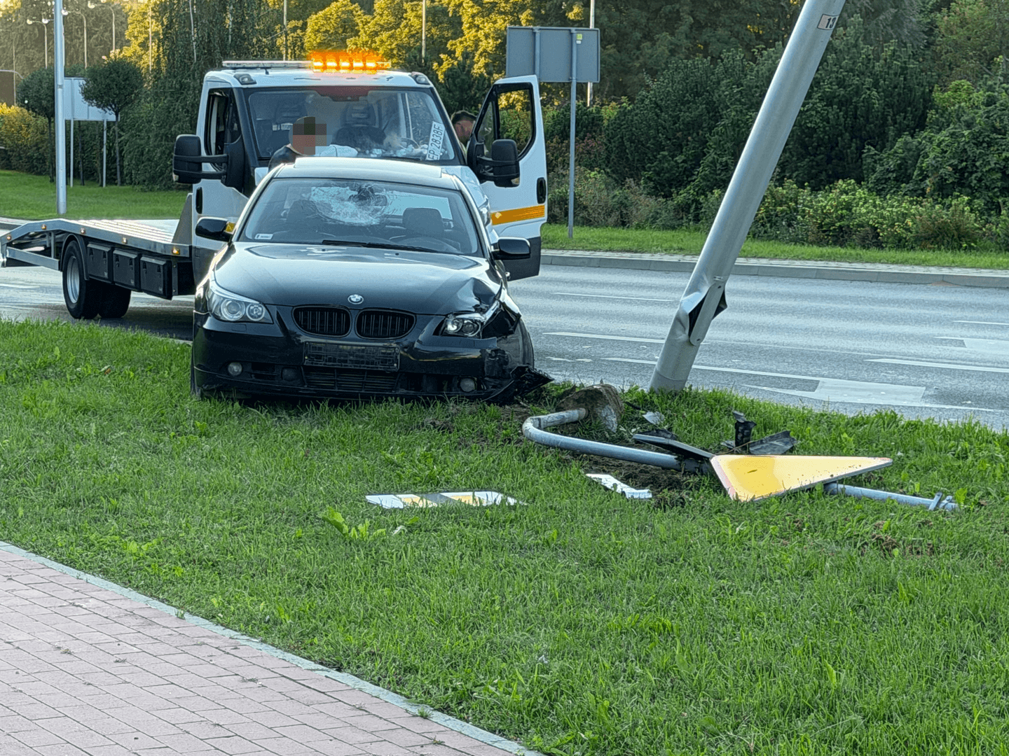BMW wpadło na latarnię. Kierująca nie zapanowała nad samochodem i ścięła znak