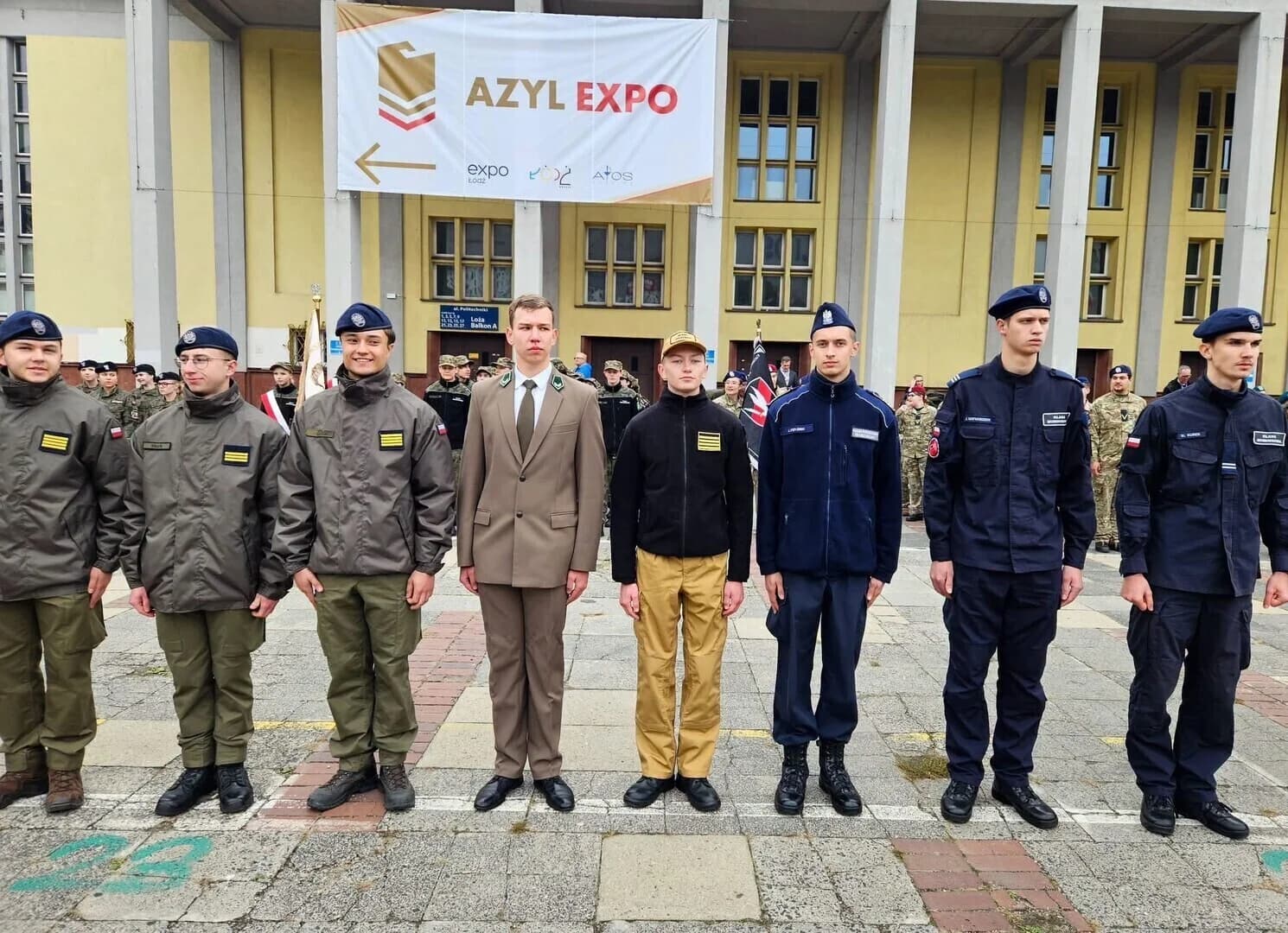 Pięciu uczniów ZS CKZ w Bujnach wyróżnionych podczas Wojewódzkiego Apelu Szkół Mundurowych w Łodzi