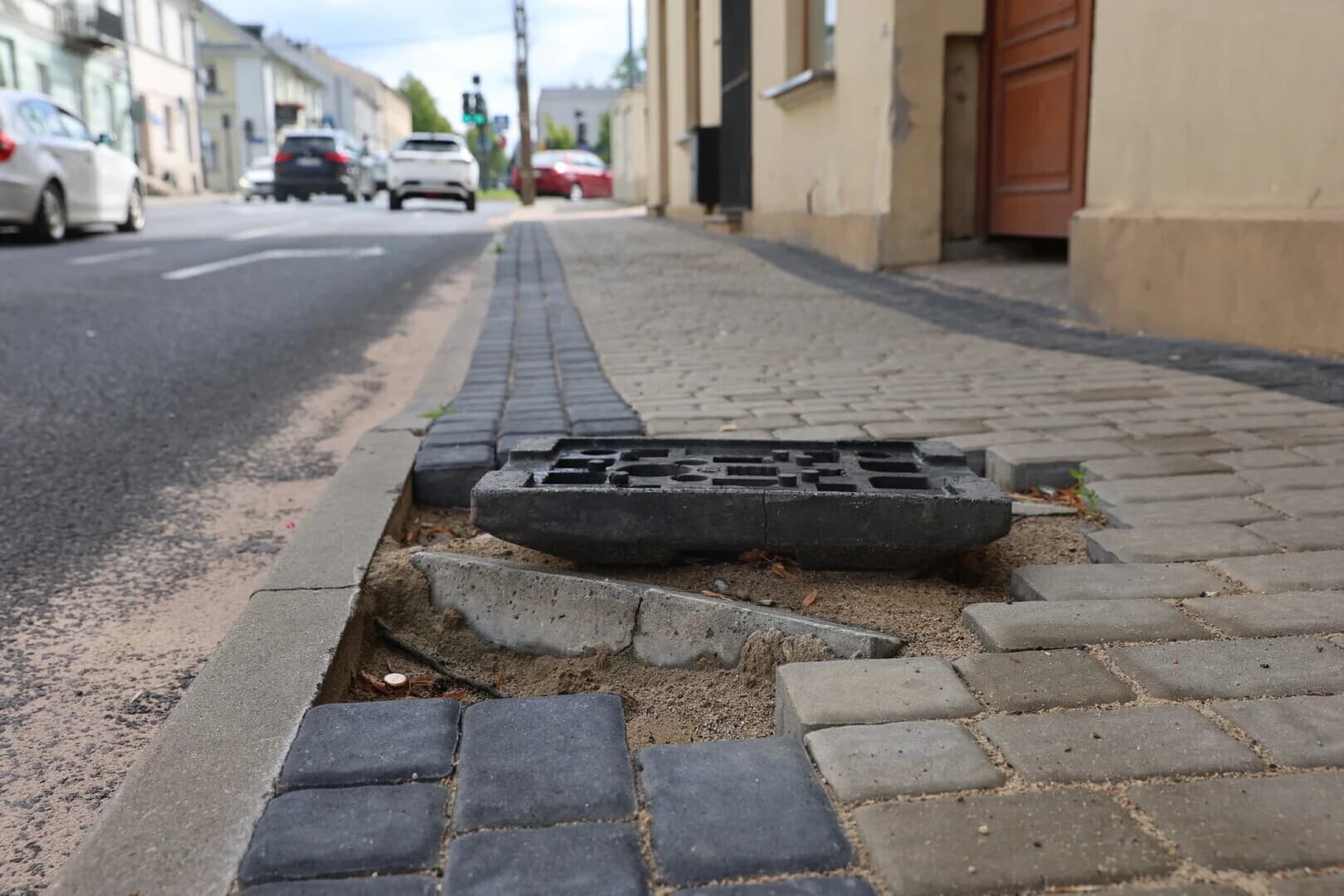 Krzywe znaki i problem ze studzienką. Mieszkaniec pyta o remont przy Wojska Polskiego