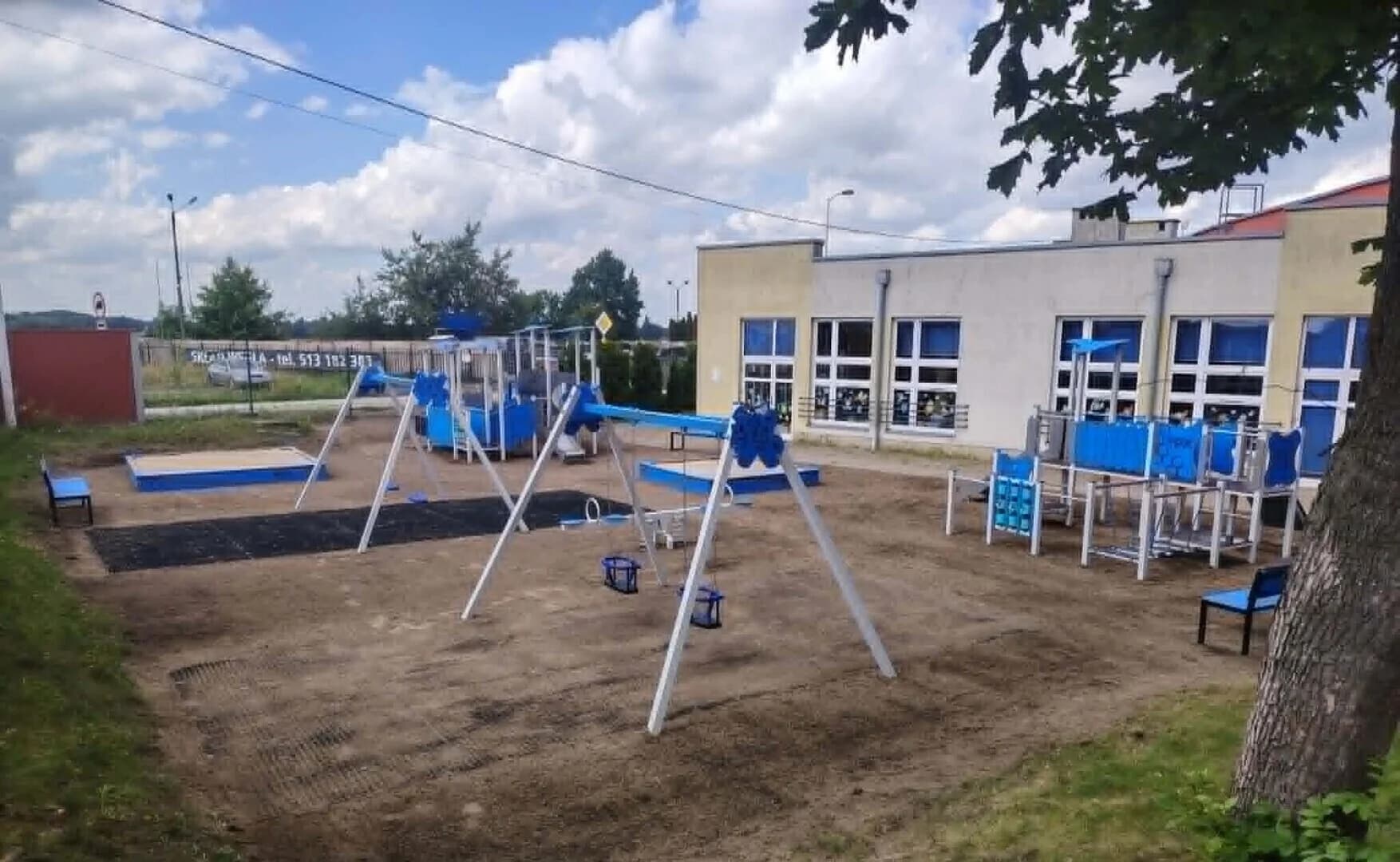 Remont placu zabaw przy Szkole Podstawowej w Gomulinie