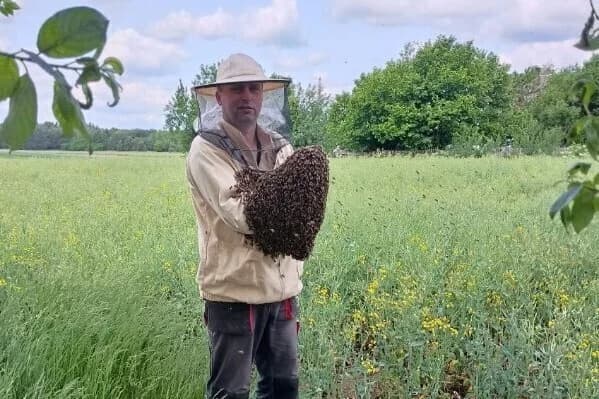 Od jednej wizyty u kolegi do własnej pasieki. Tak zaczęła się jego pszczelarska przygoda