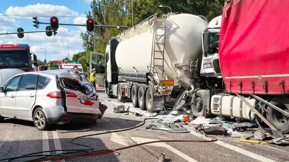 Dramatyczny wypadek niedaleko Piotrkowa. Lądował LPR [ZDJĘCIA]