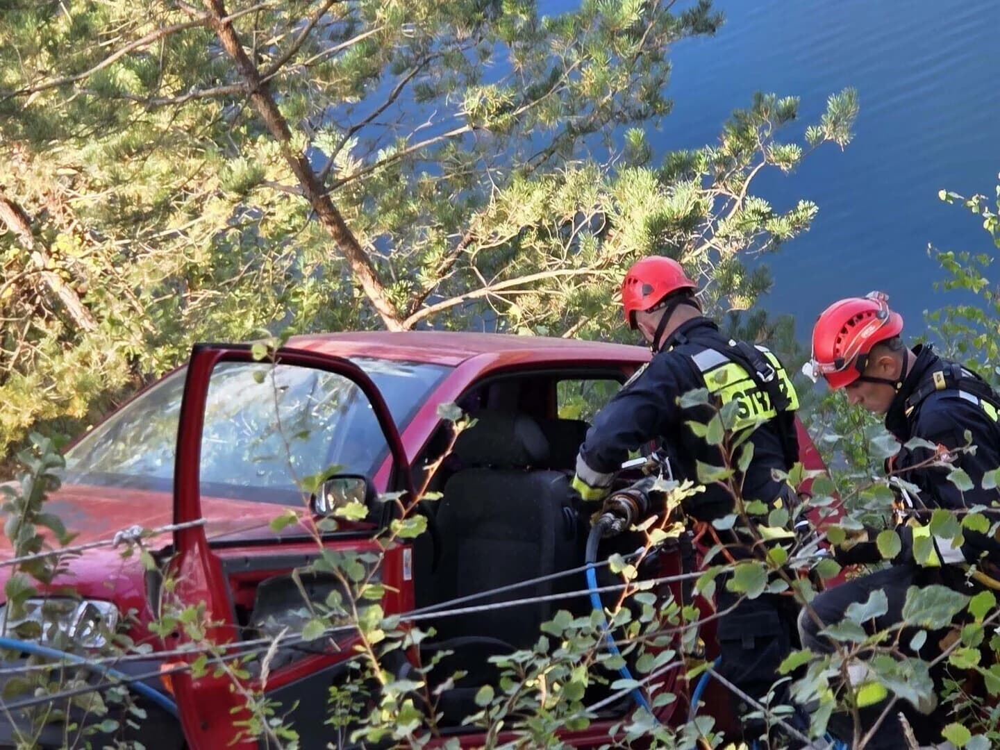 Ćwiczenia strażaków na zbiorniku Wapienniki. Samochód zawisł nad wodą