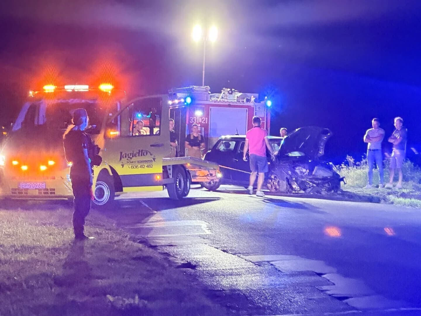 Mini Cooper wypadł z drogi i uderzył w przepust. Groźne zdarzenie na Zalesickiej