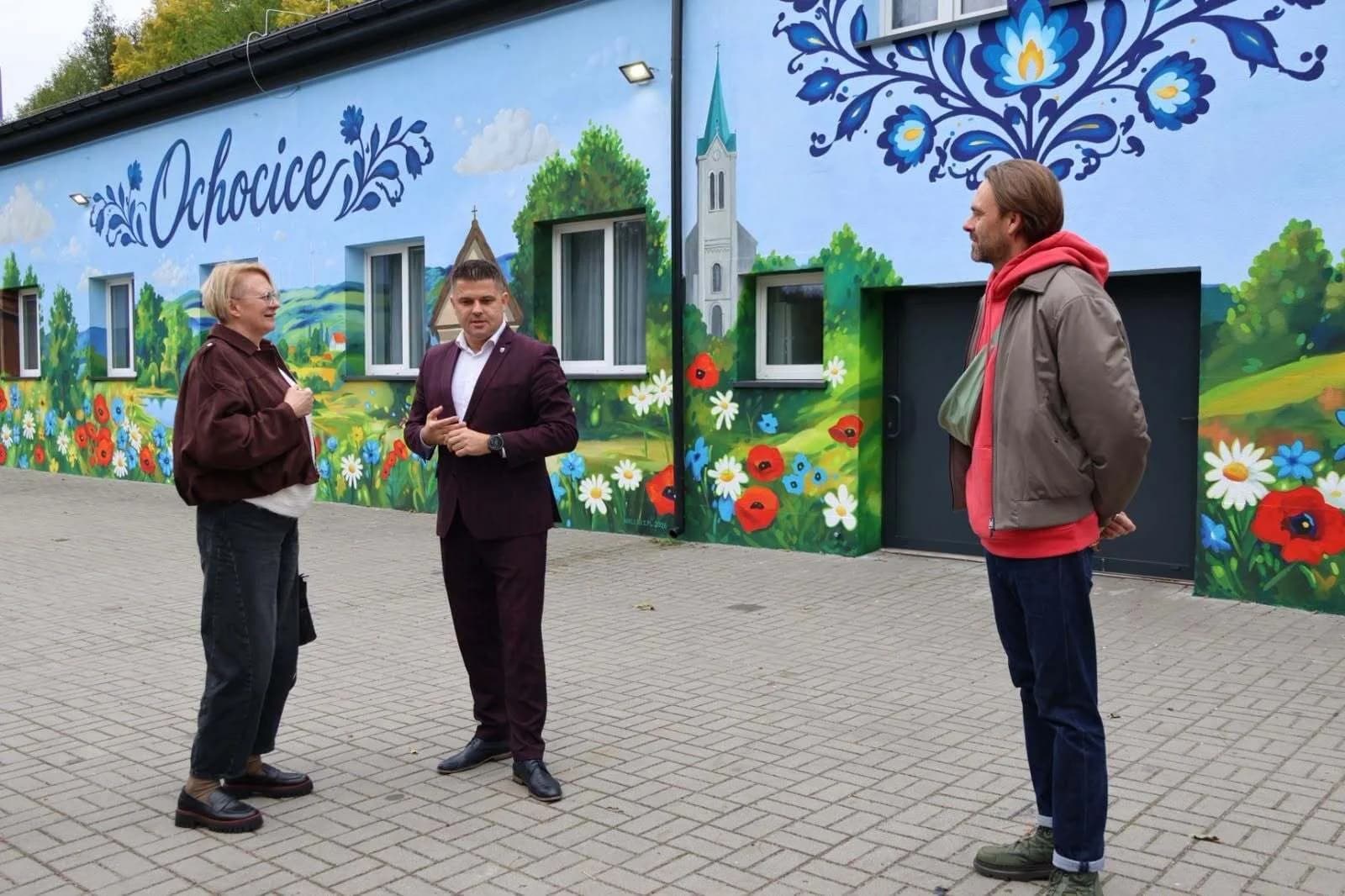 W Ochocicach w gminie Kamieńsk powstał mural na świetlicy wiejskiej
