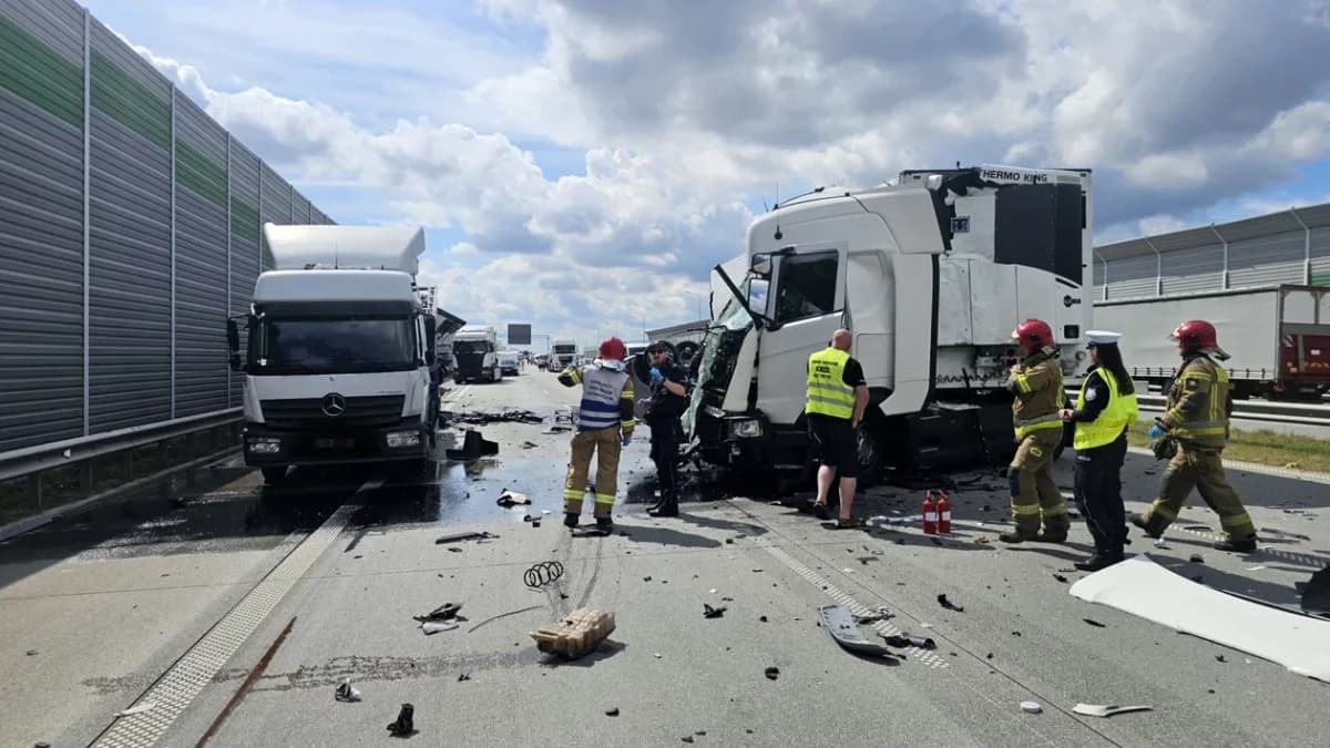 A1 zablokowana w Łódzkiem. Zderzyły się dwie ciężarówki