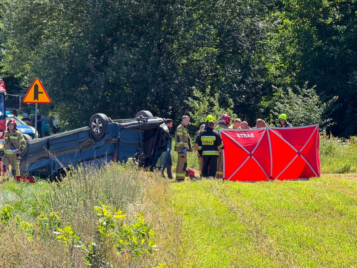 Bus wypadł z drogi i dachował w Sieczce. Dwie osoby ciężko ranne, na miejscu śmigłowiec LPR