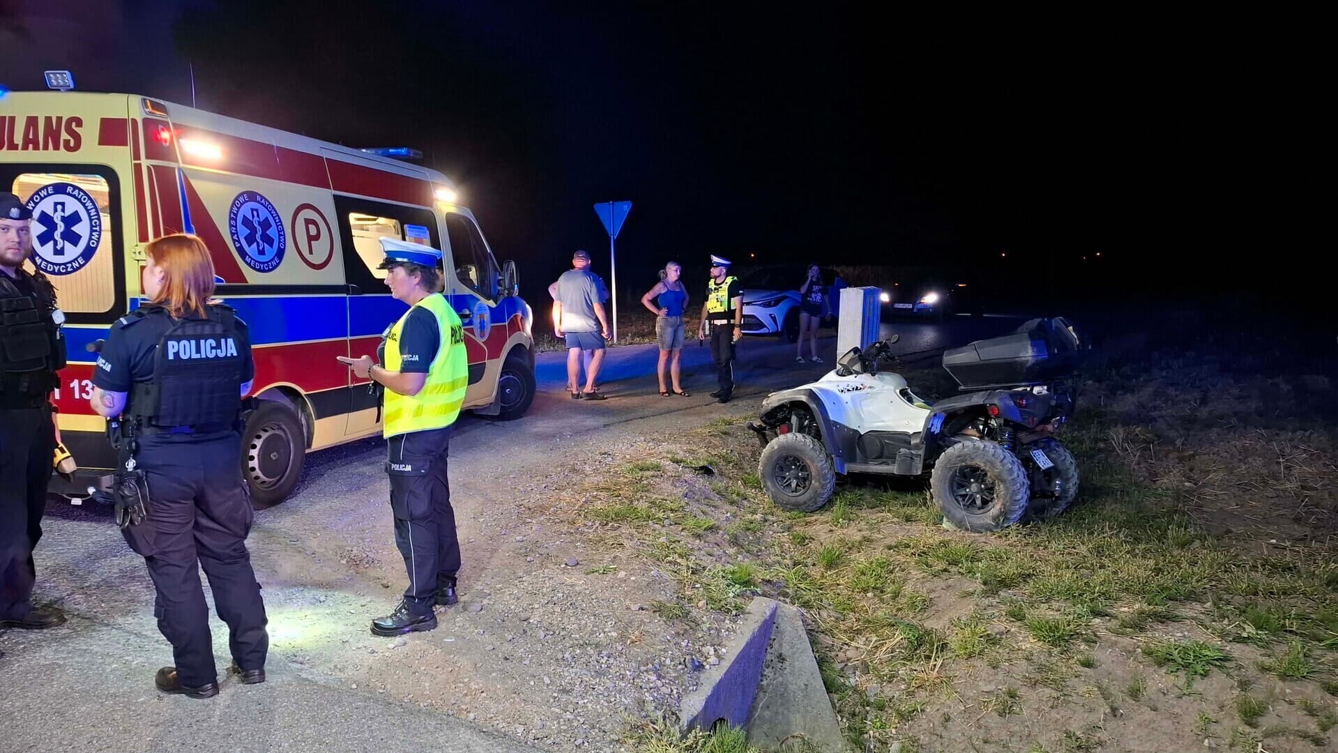 Groźny wypadek z udziałem quada w Papieżach pod Piotrkowem. Pojazd przygniotł kierującego. Mężczyzna jest w ciężkim stanie