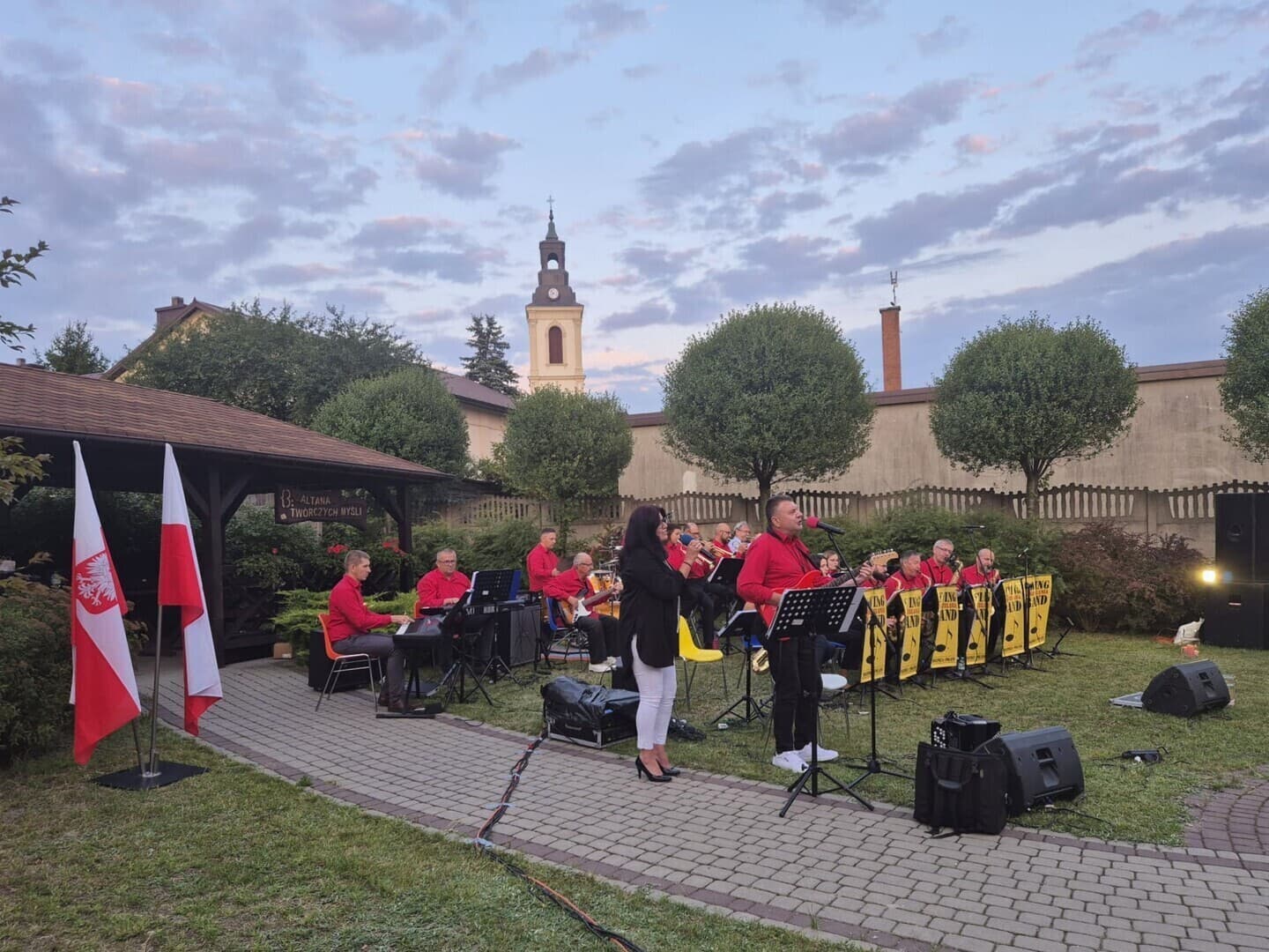 Koncert "Muzyka dla Pokoju" odbył się w Ogródku Literackim przy Gminnej Bibliotece Publicznej w Rozprzy z okazji Święta Wojska Polskiego.