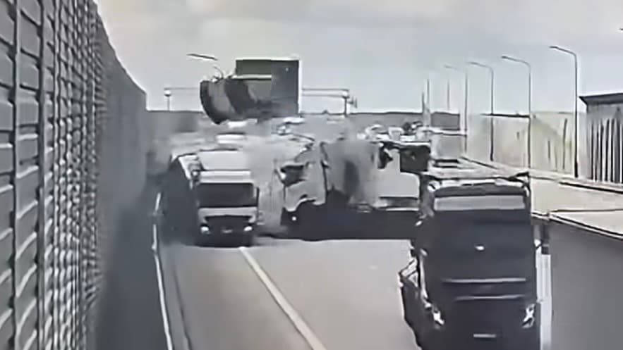 Wypadek na A1. Ciężarówka uderzyła w lawetę z nowymi autami, samochód wzbił się w powietrze i spadł na jezdnię. Jest szokujące nagranie z momentu zdarzenia