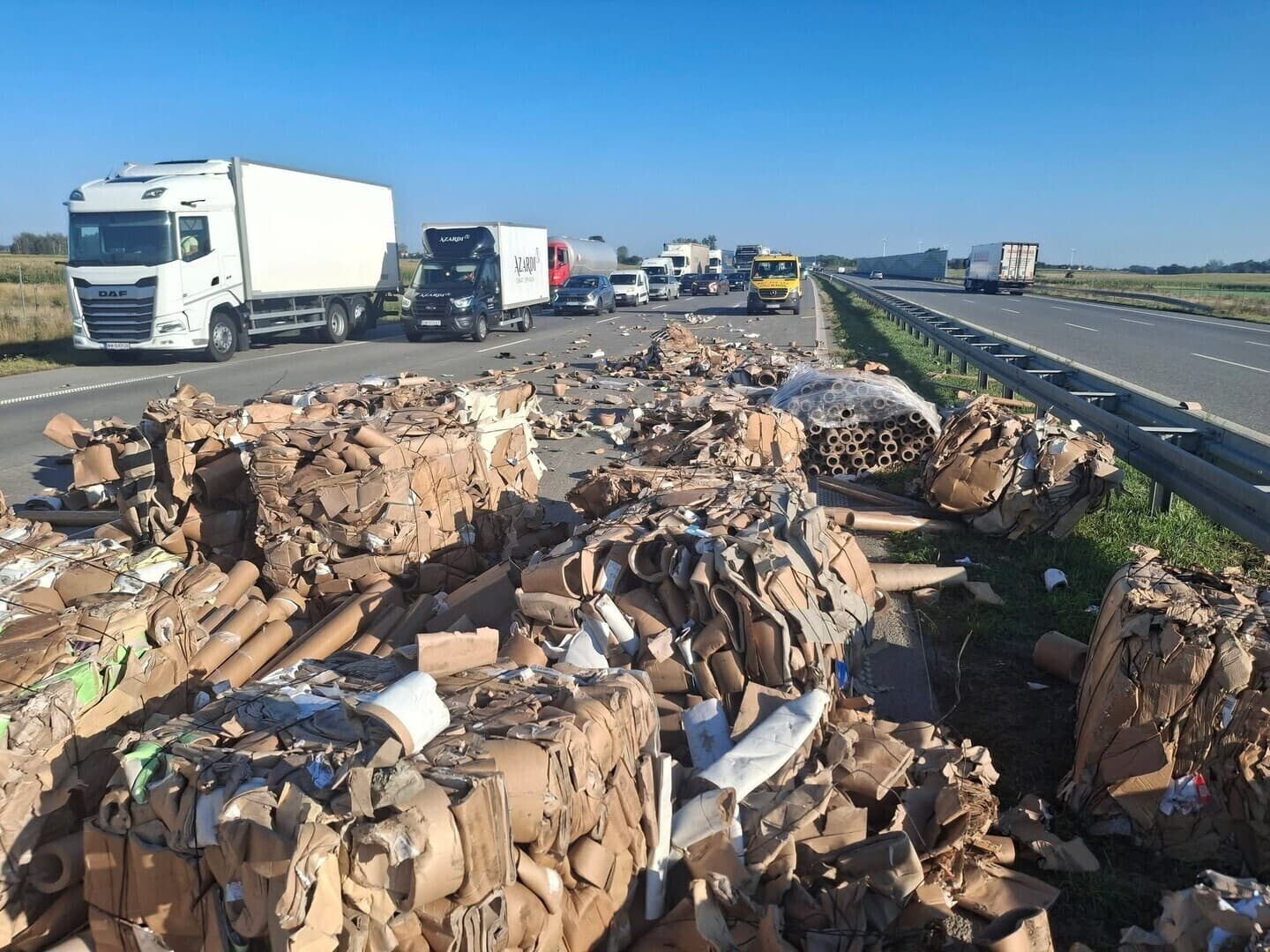 Kartony rozsypały się na autostradzie A1. Są ogromne utrudnienia