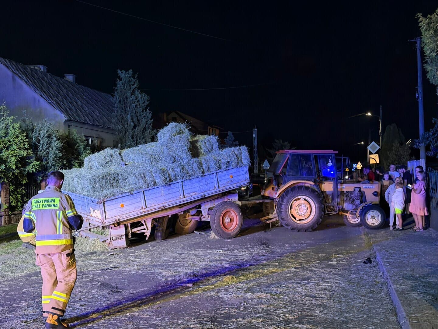 Traktor z sianem zderzył się z osobówkami. Jedna osoba trafiła do szpitala