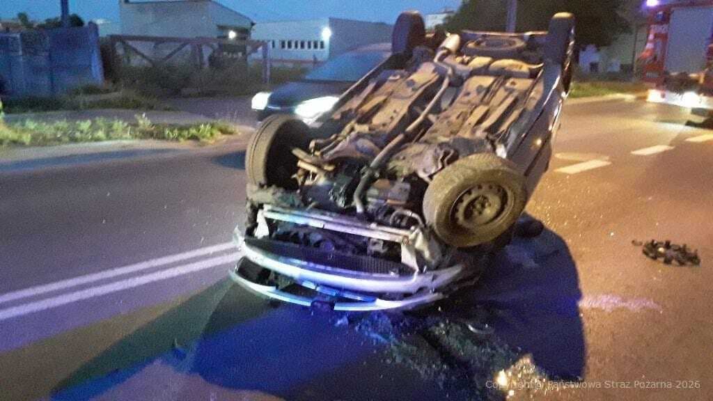 Peugeot uderzył w drzewo i dachował na Wojska Polskiego w Piotrkowie