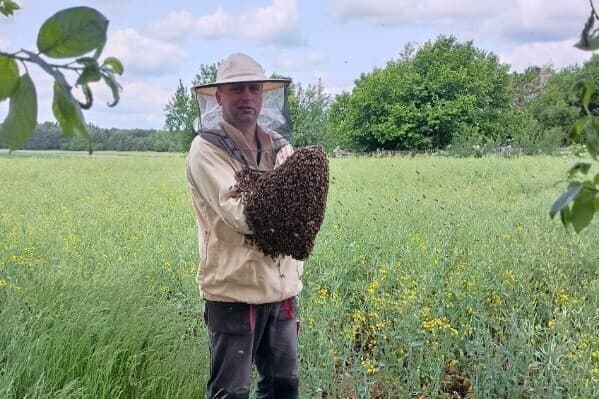 Od jednej wizyty u kolegi do własnej pasieki. Tak zaczęła się jego pszczelarska przygoda