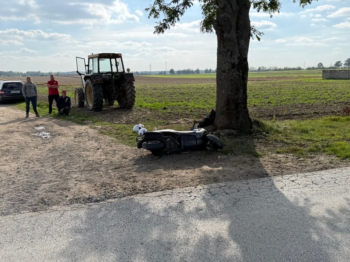 Zderzenie motoroweru z ciągnikiem w Longinówce. Dwie osoby w szpitalu