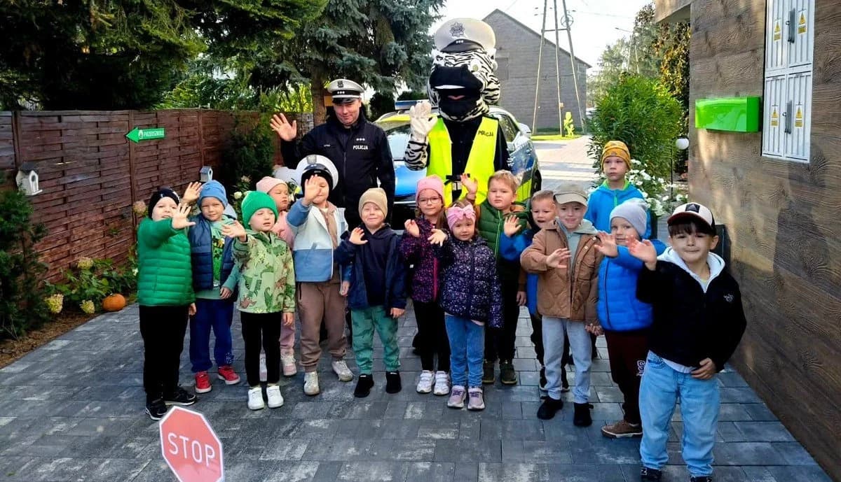 Piotrkowska policja uczyła przedszkolaków bezpieczeństwa na drodze