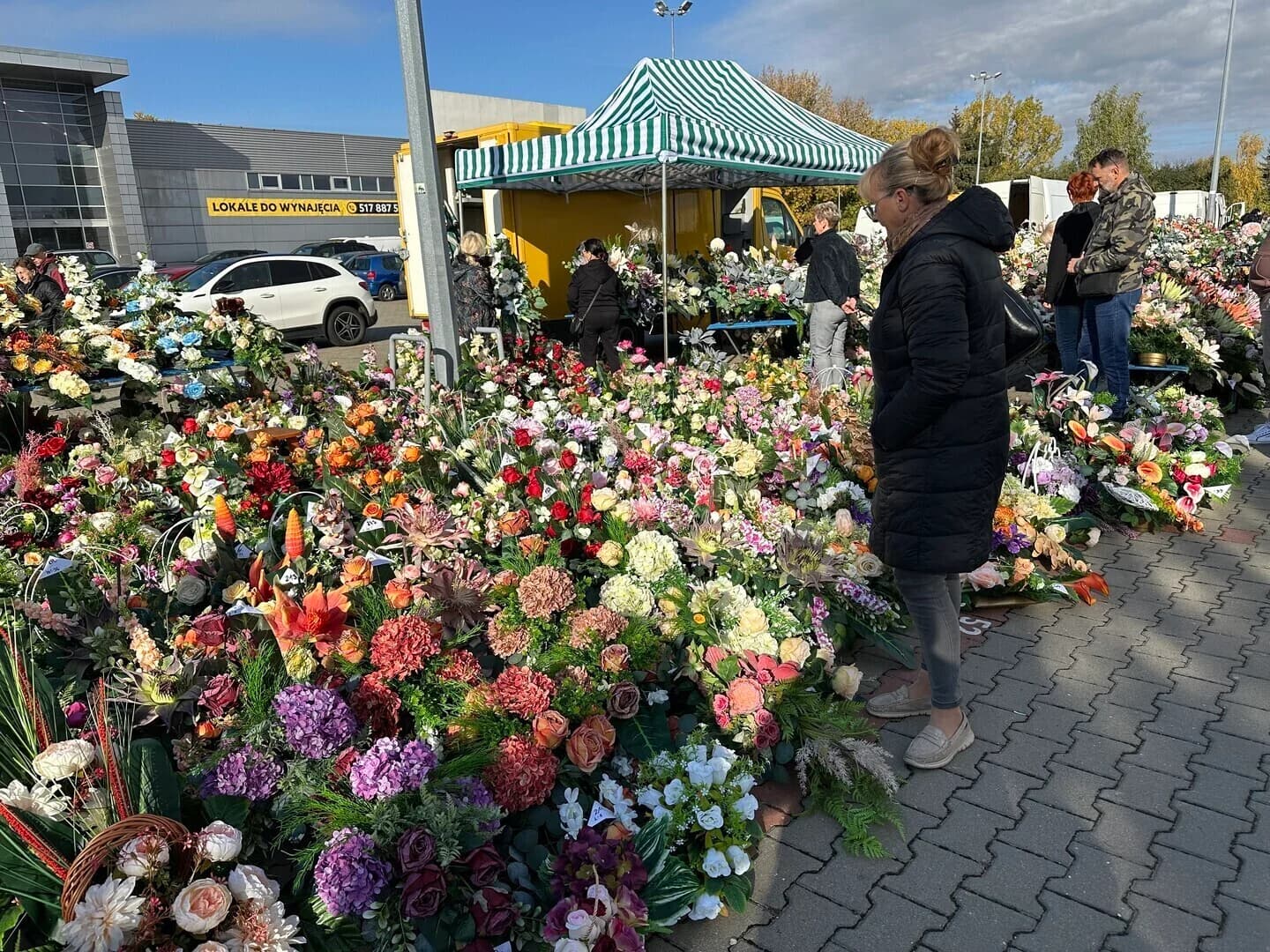Wszystkie Święte w Piotrkowie: jakie dekoracje na groby można już kupić na bazarze przy ul. Dmowskiego?
