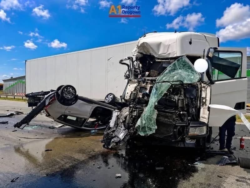 Zderzenie dwóch ciężarówek na A1 pod Piotrkowem. Z lawety spadły nowe samochody