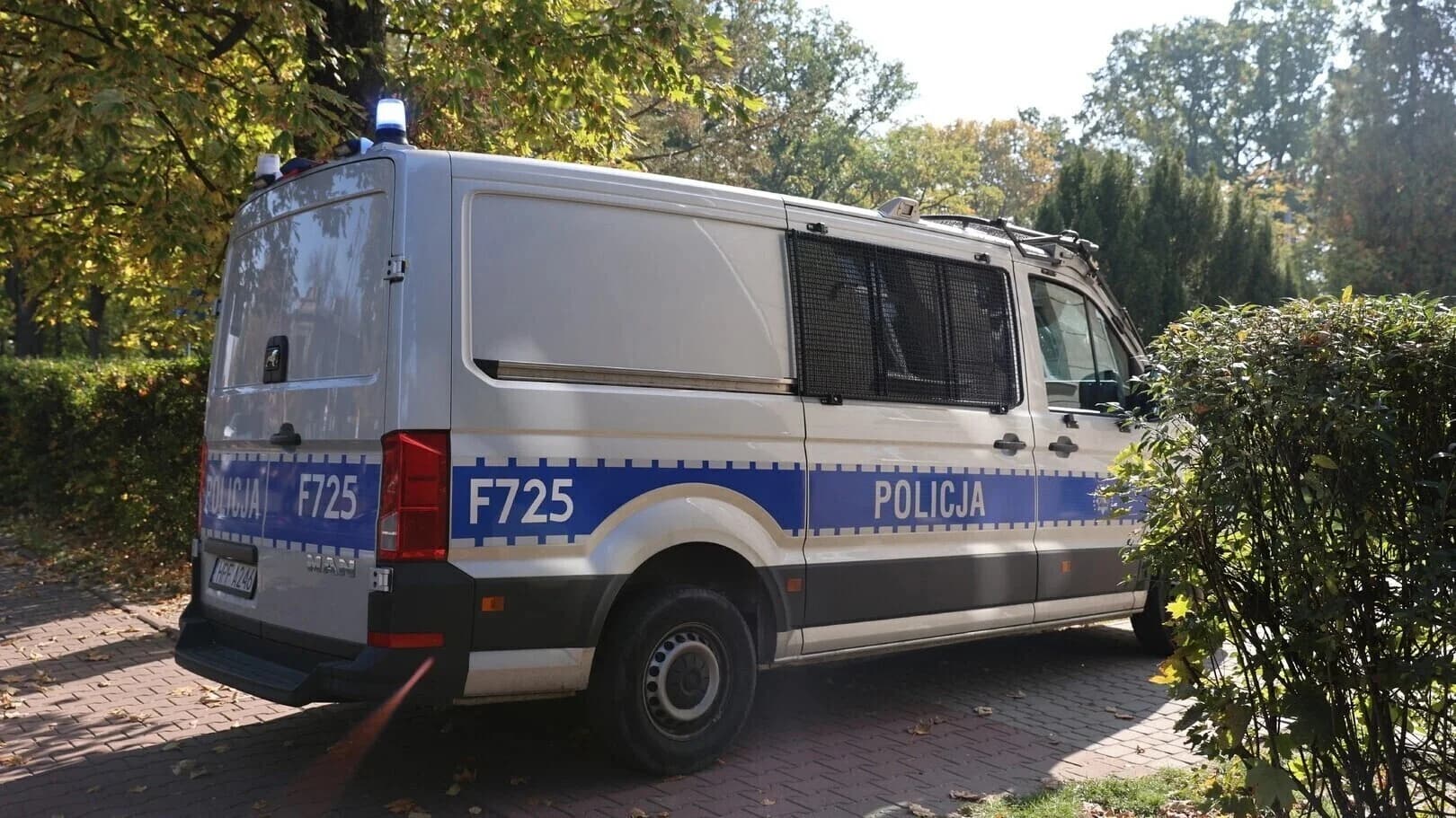 Alarmy bombowe w Piotrkowie i powiecie piotrkowskim. 13 placówek otrzymało wiadomości, policja wszczęła śledztwo