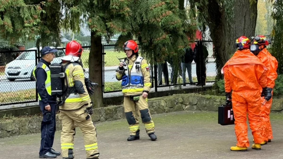Ćwiczenia dowódczo-sztabowe w szkole w Bujnach: ewakuacja i interwencja policji i straży pożarnej