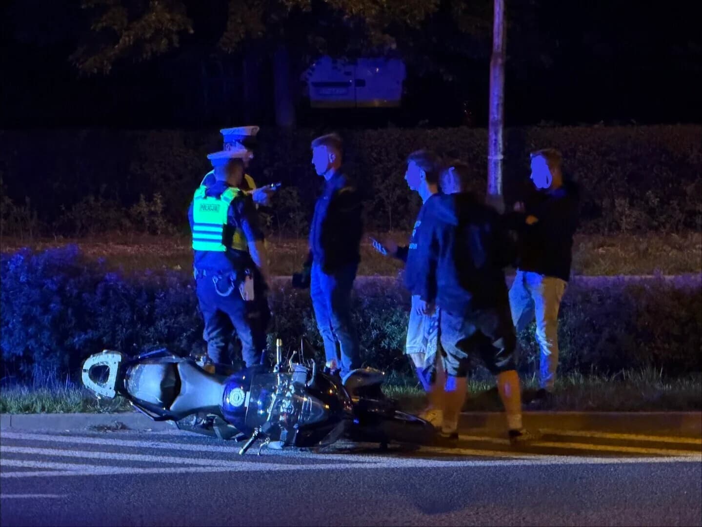 Motocyklista zderzył się z osobówką w Piotrkowie. Kierowca dostał ponad tysiąc złotych mandatu
