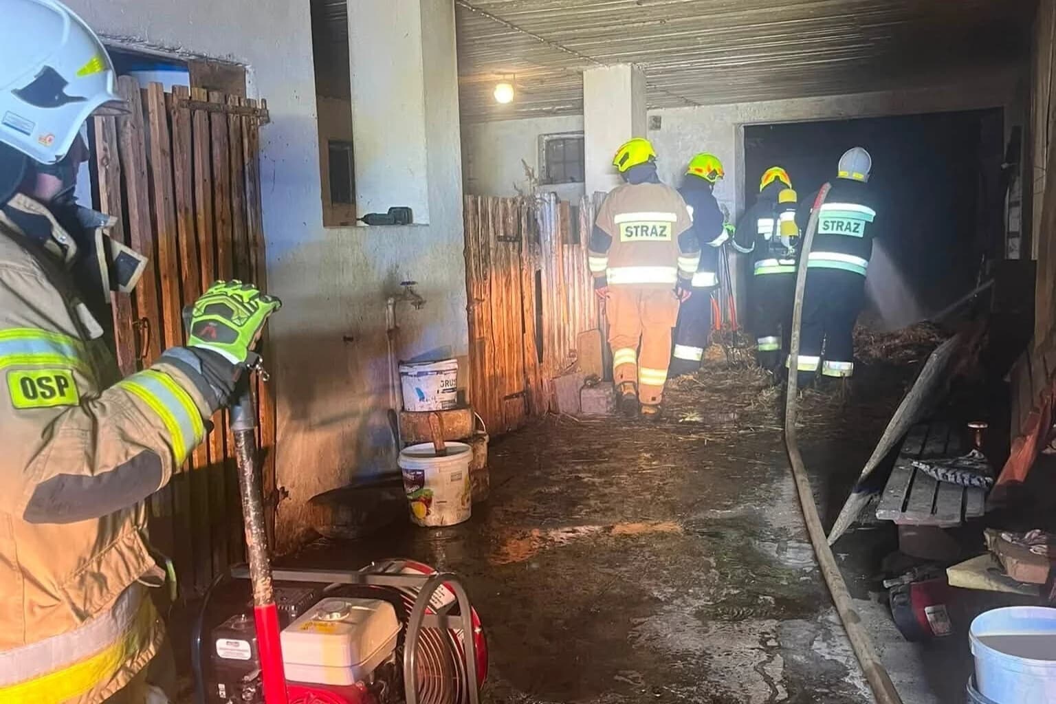 Pożar budynku gospodarczego. Mężczyzna próbował gasić ogień