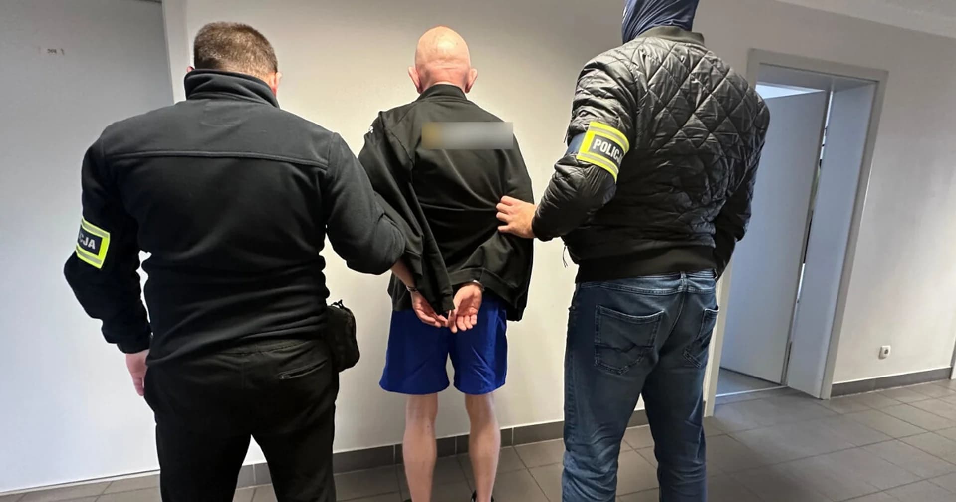 Kobieta zgłosiła podejrzanego mężczyznę podającego się za policjanta