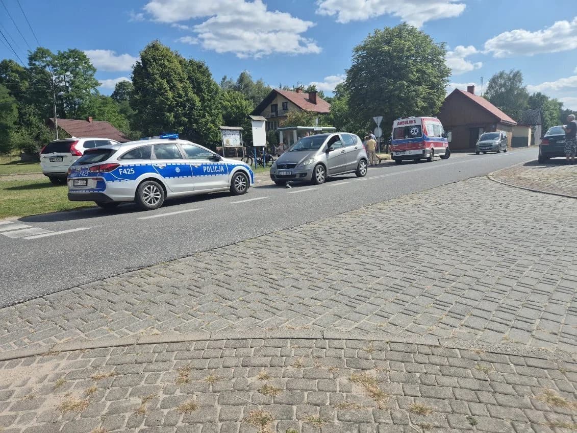 Wypadek w Skotnikach. 15-letni rowerzysta wjechał pod jadącego Mercedesa. Lądował LPR