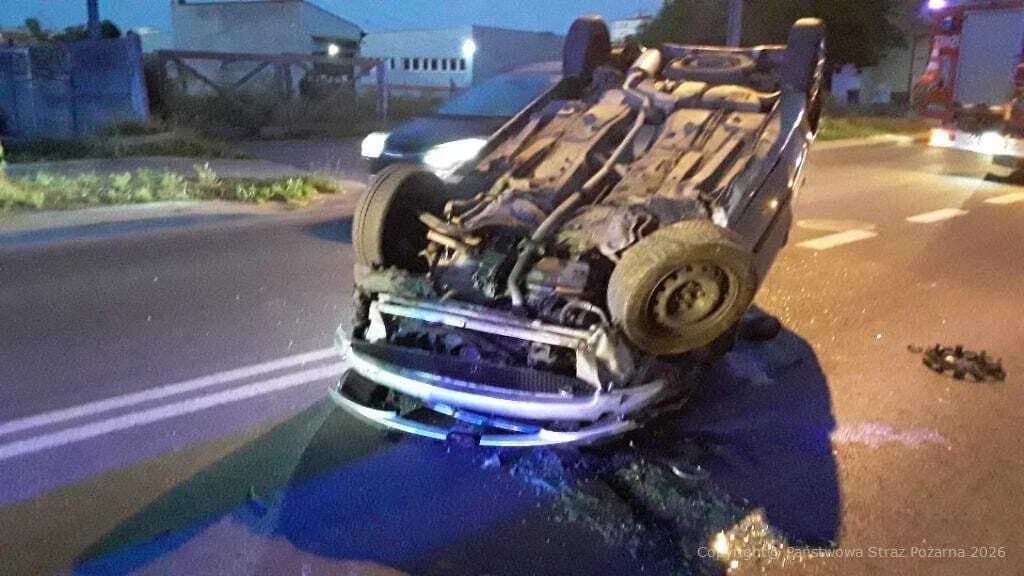 Peugeot uderzył w drzewo i dachował na Wojska Polskiego w Piotrkowie