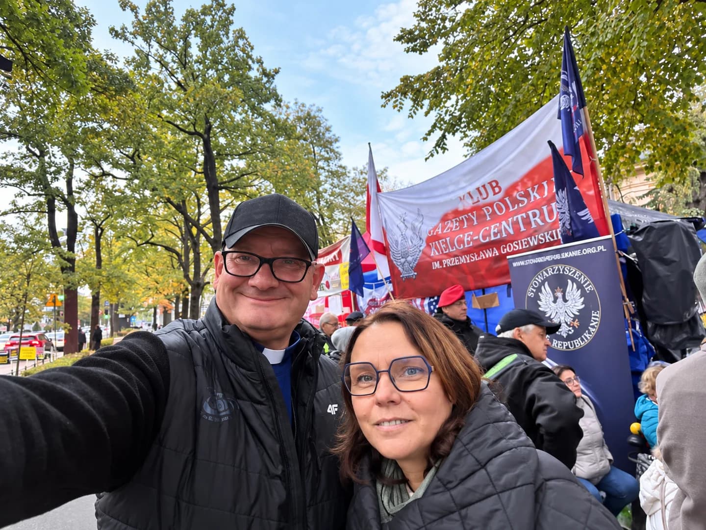 Protest przed Trybunałem Konstytucyjnym w Warszawie – działacze z Piotrkowa i Tomaszowa przeciw ślubowaniu Macieja Berka