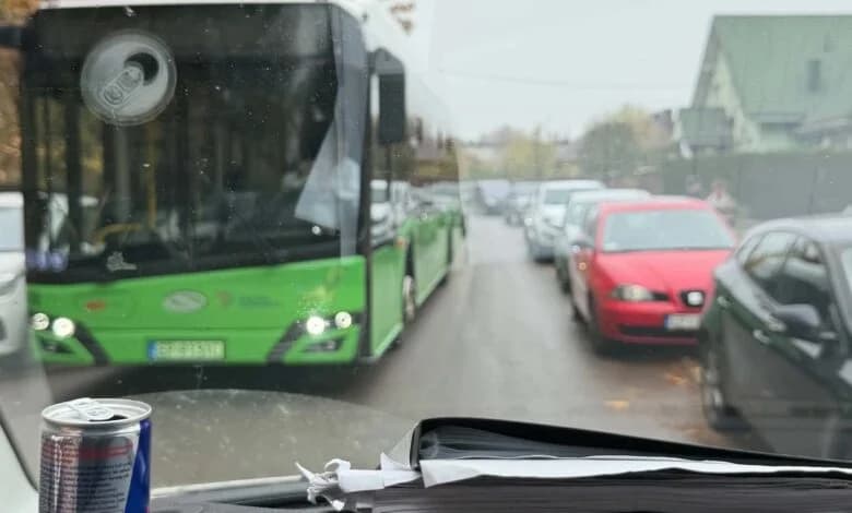 Zwiększony ruch w rejonie nekropolii w Piotrkowie Trybunalskim powoduje zatory na kluczowych ulicach